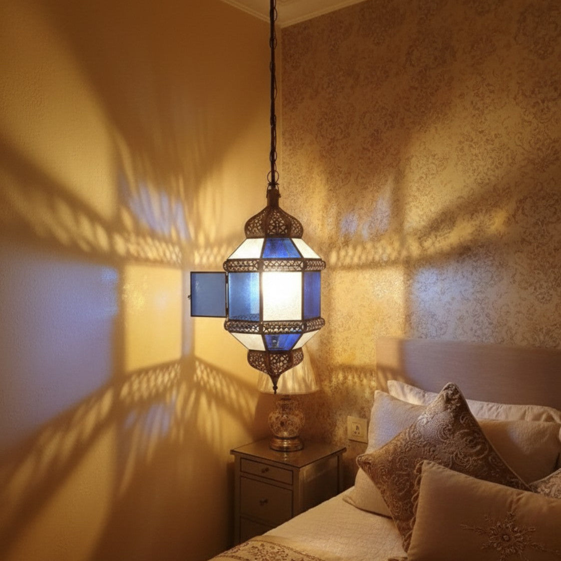 NEOMEDINA Moroccan colored glass lantern pendant in a bedroom